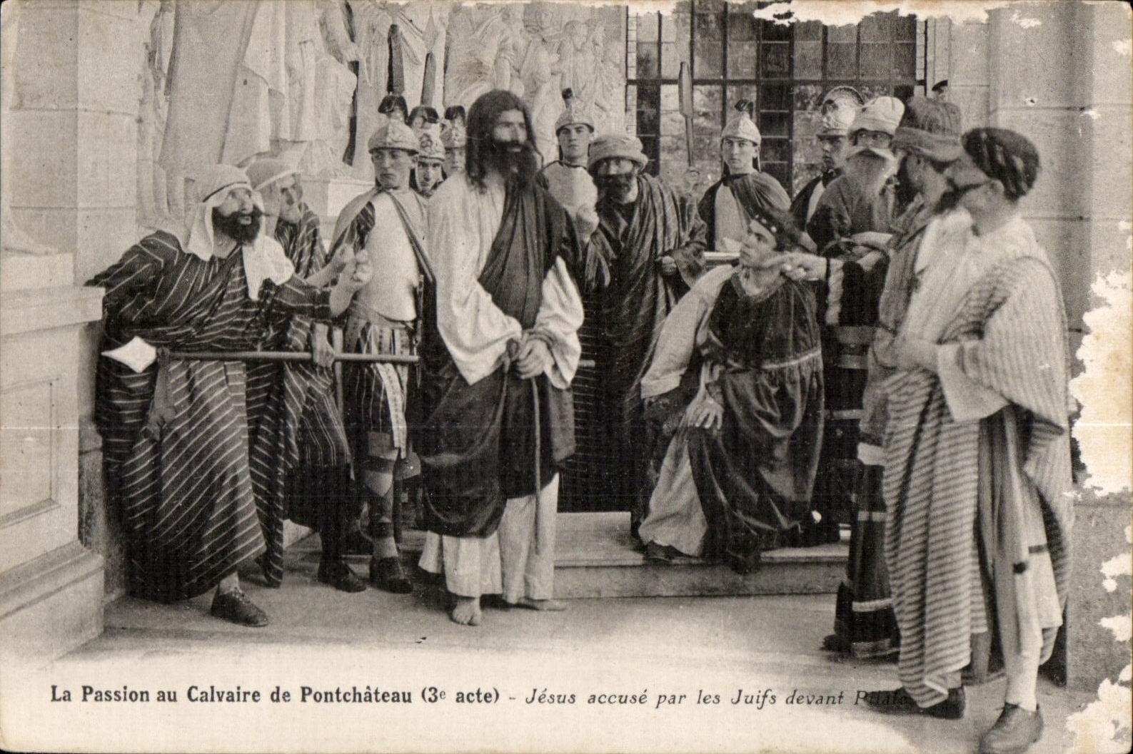 CPA La Passion au Calvaire de Pontchateau (3 acte) Jesus accuse par les Juifs devant