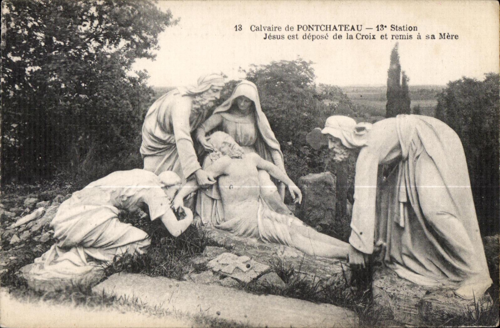 CPA Calvaire de Pontchateau 13 Station Jesus est depose de la Croix et remis a sa Mere