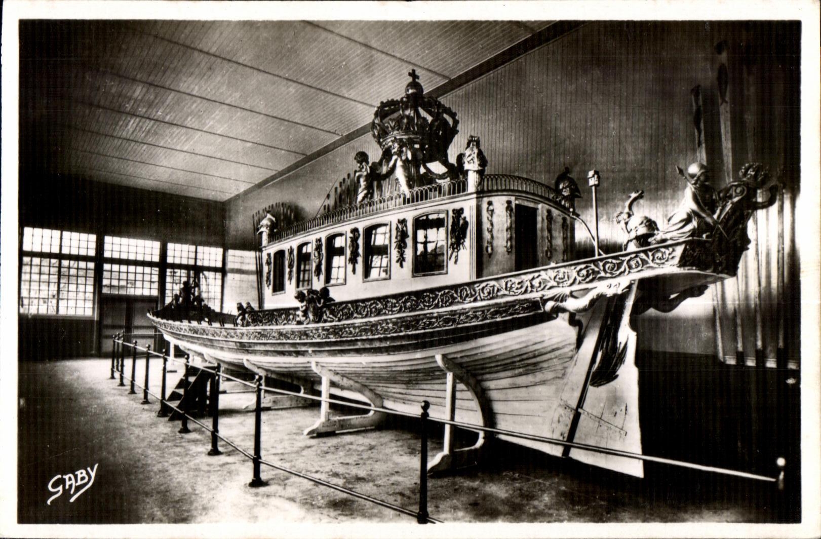 CPA Brest le canot de I empereur le rouf surmonte d une couronne imperiale soutenue par quatre amours est 