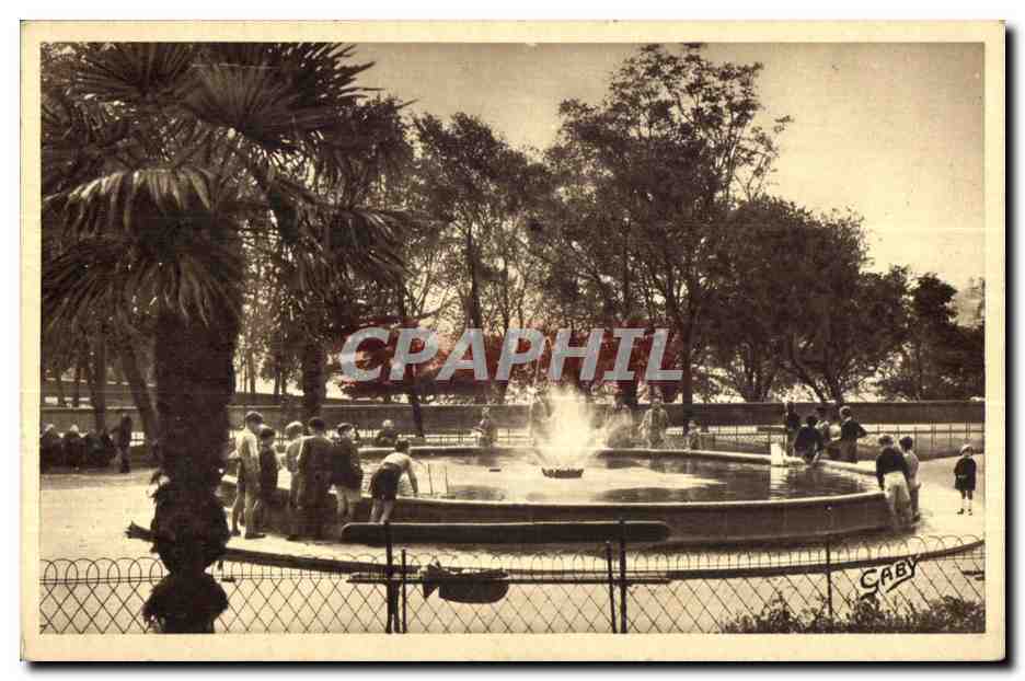 CPA Brest place du chateau et le jet d eau Enfants
