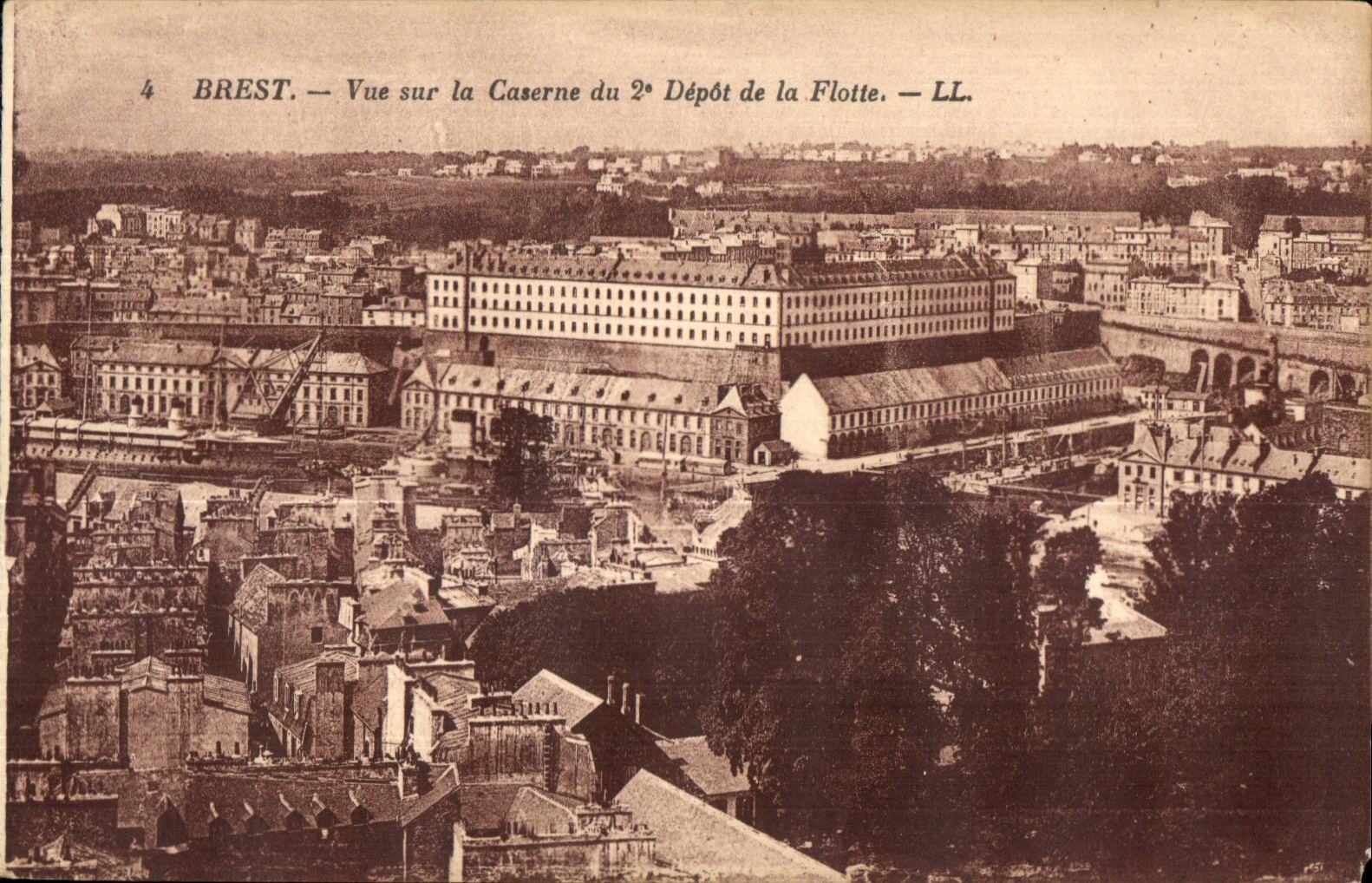 CPA Brest vue sur la caserne du 2 depot de la flotte