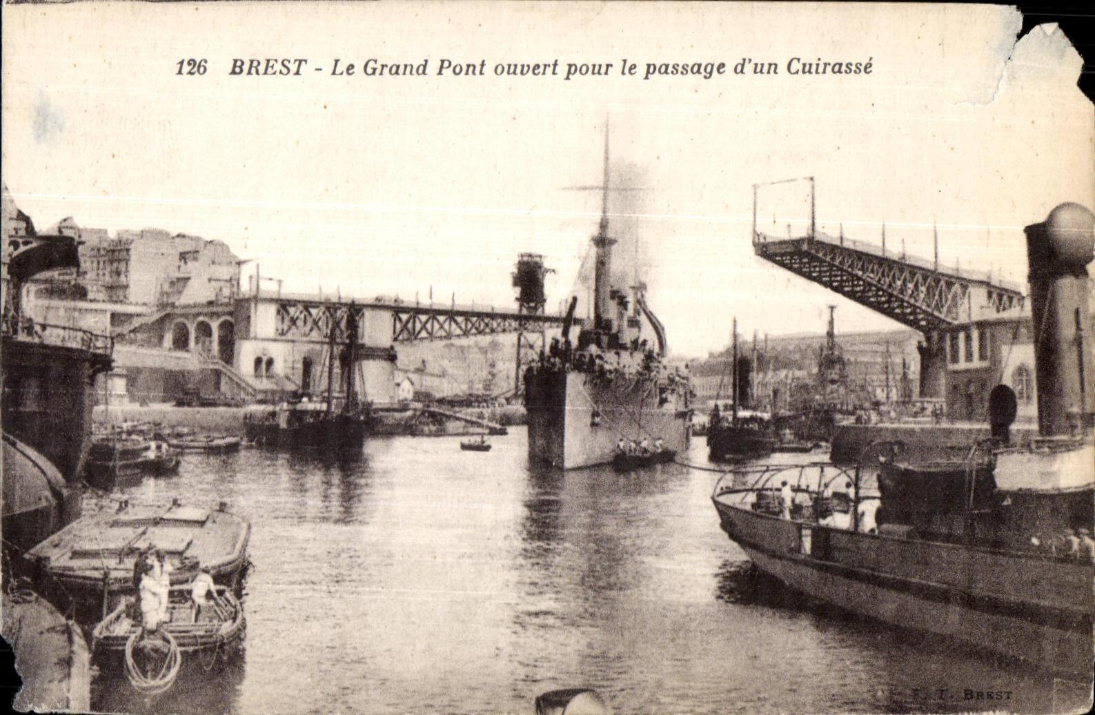 CPA Brest le grand pont ouvert pour le passage d un cuirasse