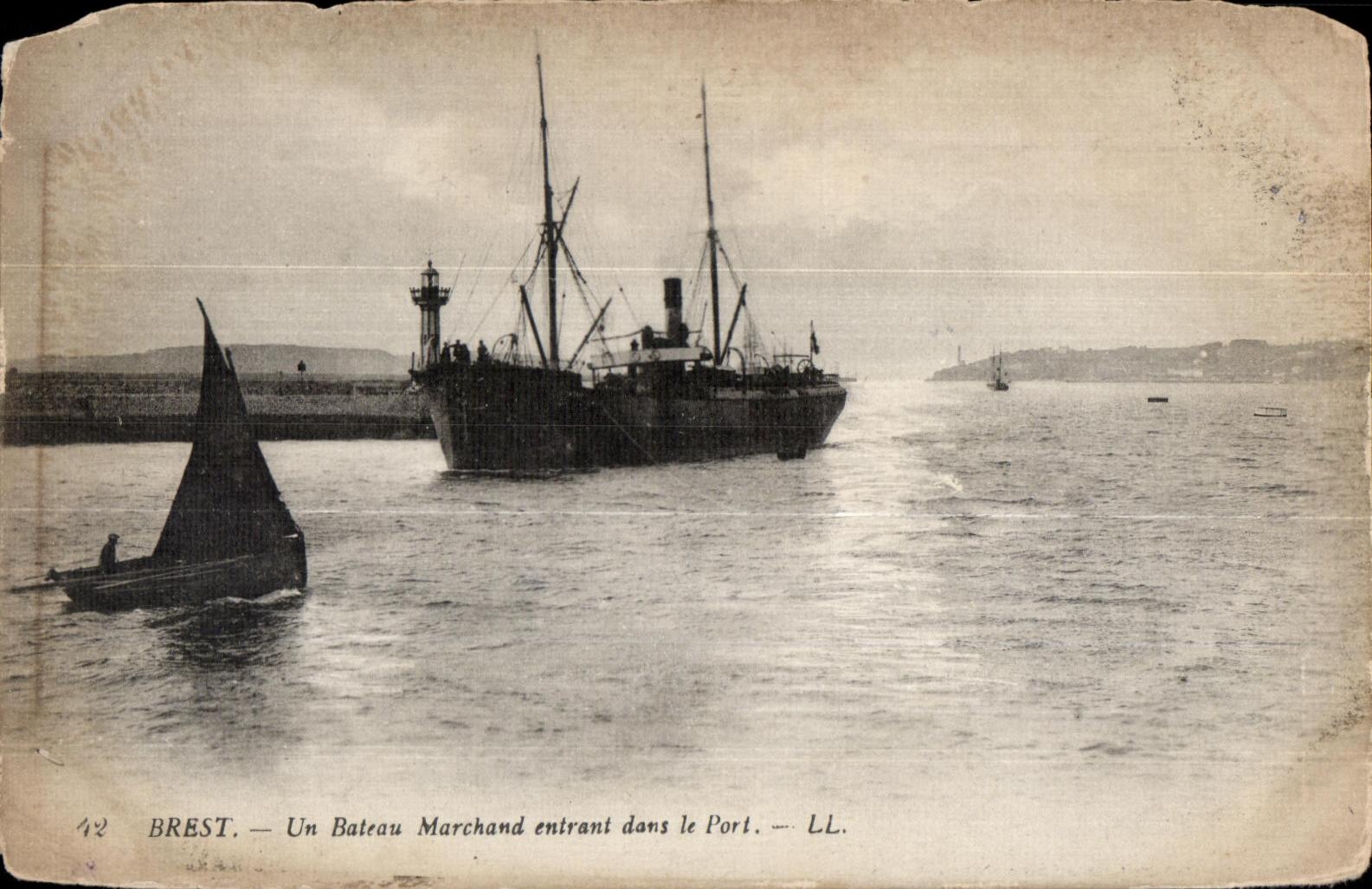 CPA Brest Un Bateau Marchand entrant dans le Port