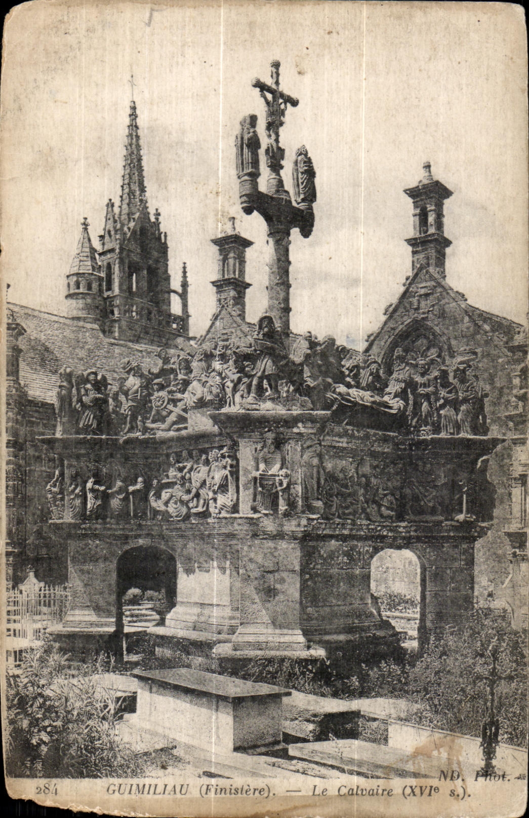 Guimiliau (Finistère) — Le Calvaire (XVIe s.) — ND. Phot.