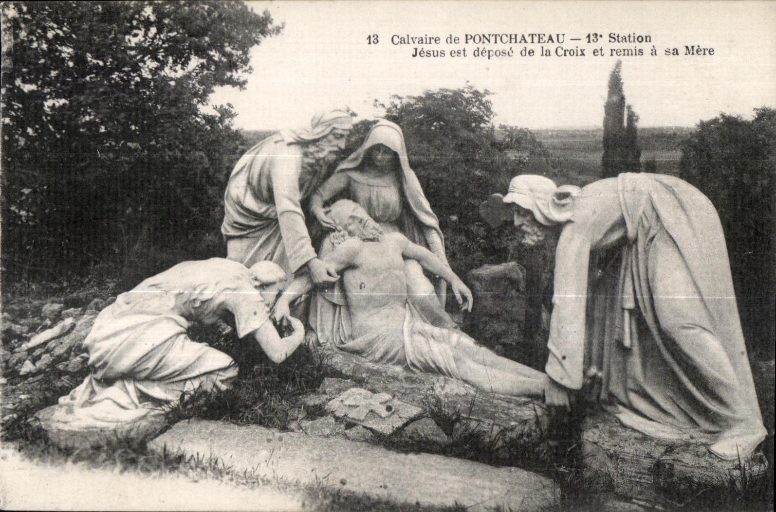 Calvaire de Pontchâteau — 13e Station : Jésus déposé de la Croix et remis à sa Mère