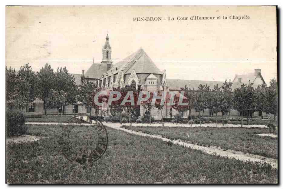 CPA Pen Bron La Cour d Honneur et la Chapelle