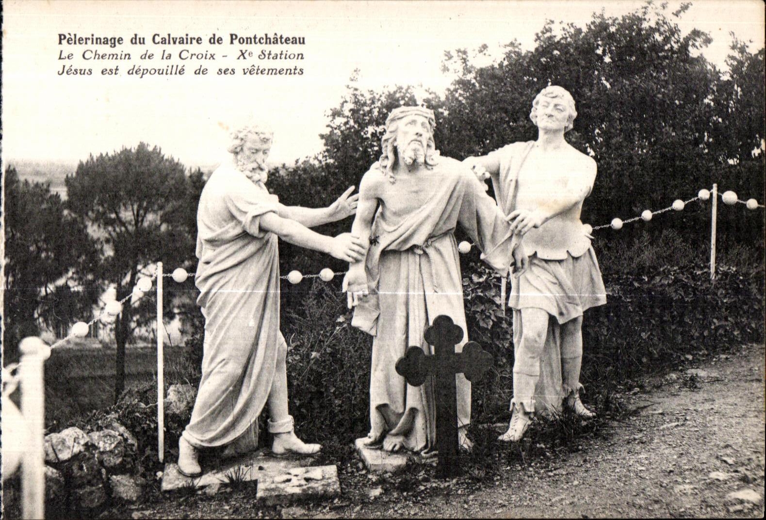 CPA Pelerinage du Calvaire de Pontchateau Le Chemin de la Croix VIII Siation Jesus est depouille de ses vetements