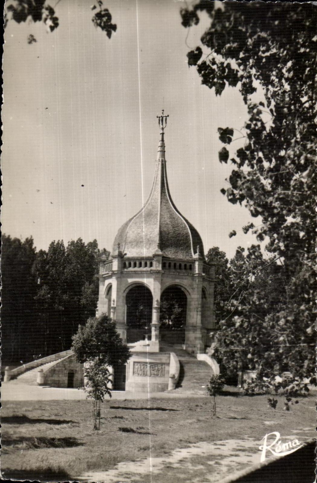CPA Sainte Anne D Auray (Morbihan)Le Monument aux Morts