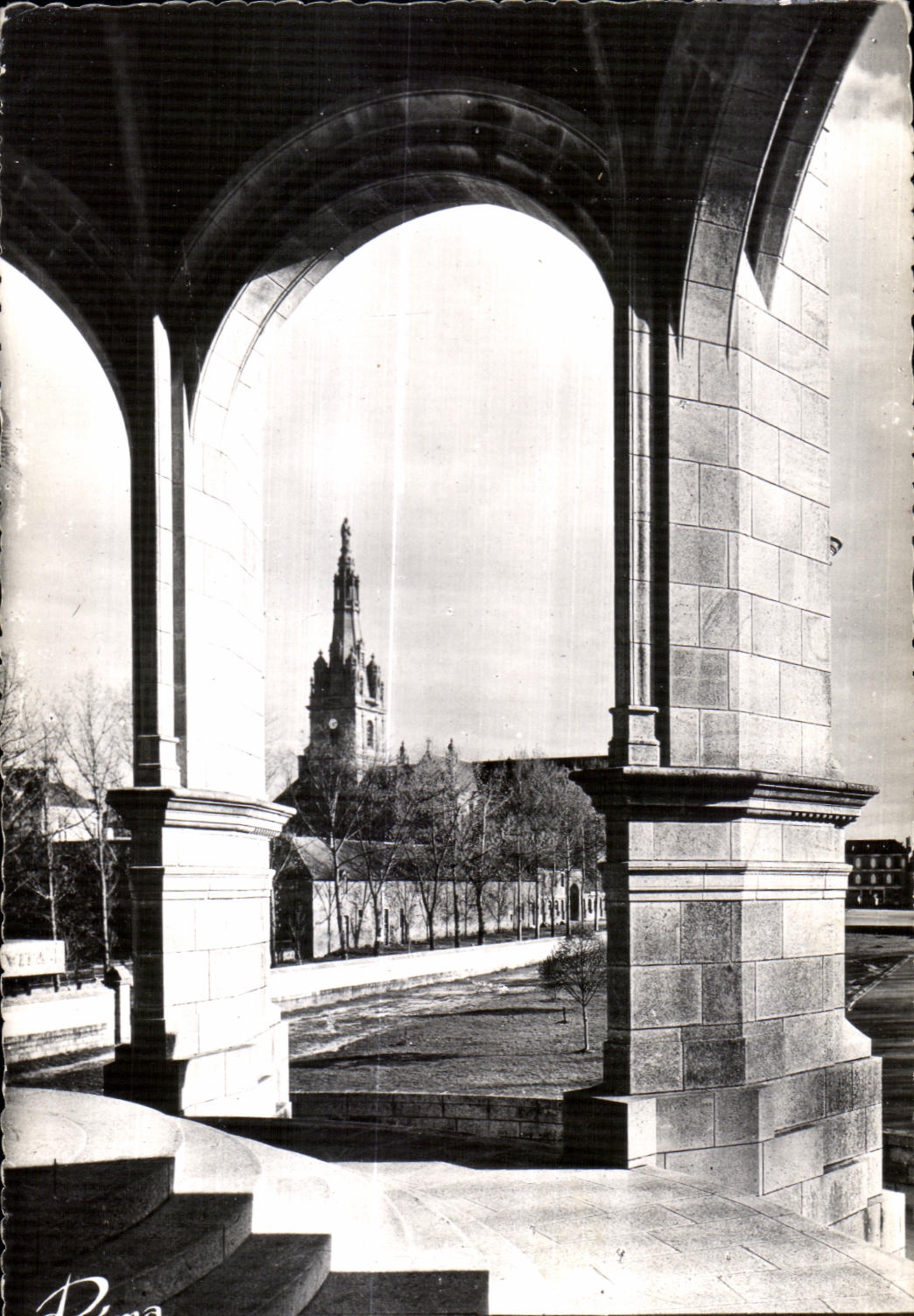 CPA En Bretagne a Sainte Anne D Auray (Morbihan) Le Clocher de la Basilique vue du Monument aux Morts