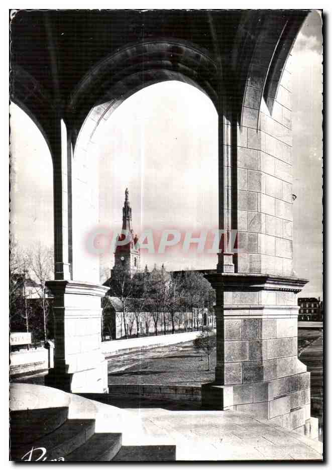 CPA En Bretagne a Sainte Anne D Auray (Morbihan) Le Clocher de la Basilique vue du Monument aux Morts