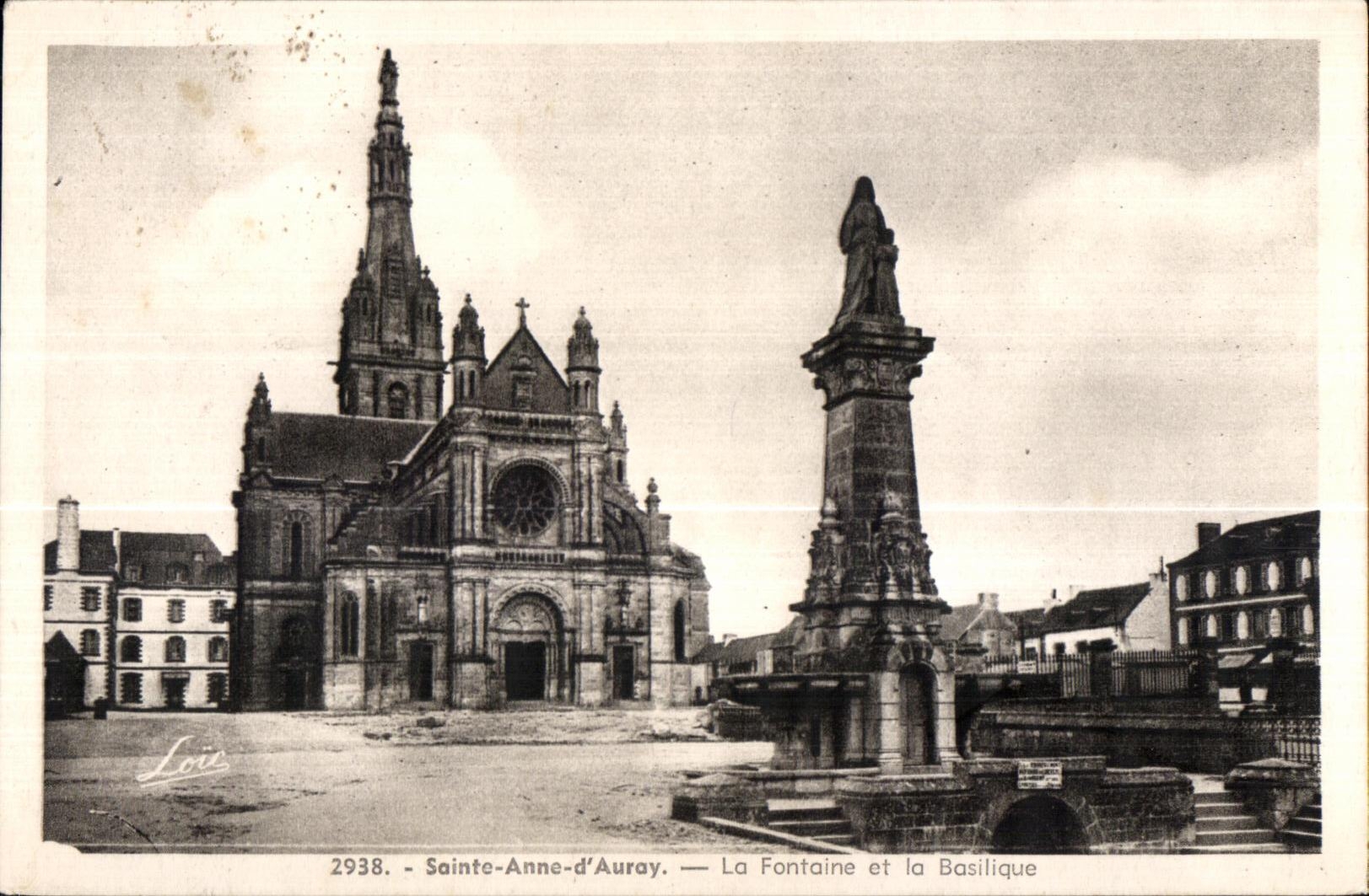 CPA Sainte Anne d Auray La Fontaine et la Basilique 