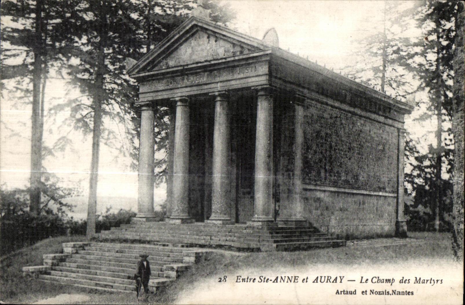 CPA Entre Ste Anne et Auray Le Champ des Martyrs Artaud et Nozats Nantes