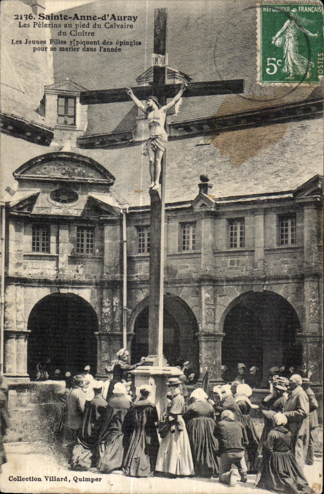 Sainte-Anne-d'Auray — Les Pèlerins au pied du Calvaire — Collection Villard, Quimper