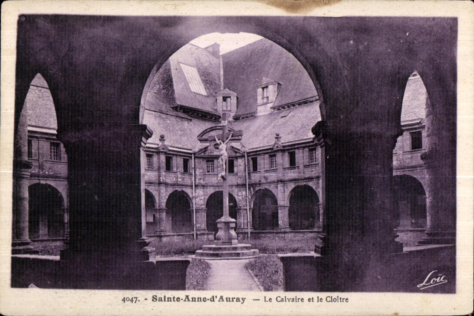 CPA Ste Anne d Auray Le Calvaire et le Cloitre