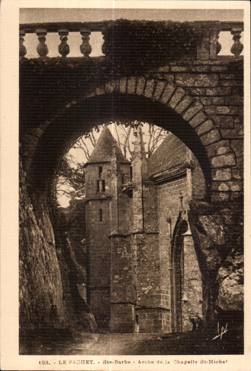 Le Faouët - Ste-Barbe - Arche de la Chapelle Saint-Michel
