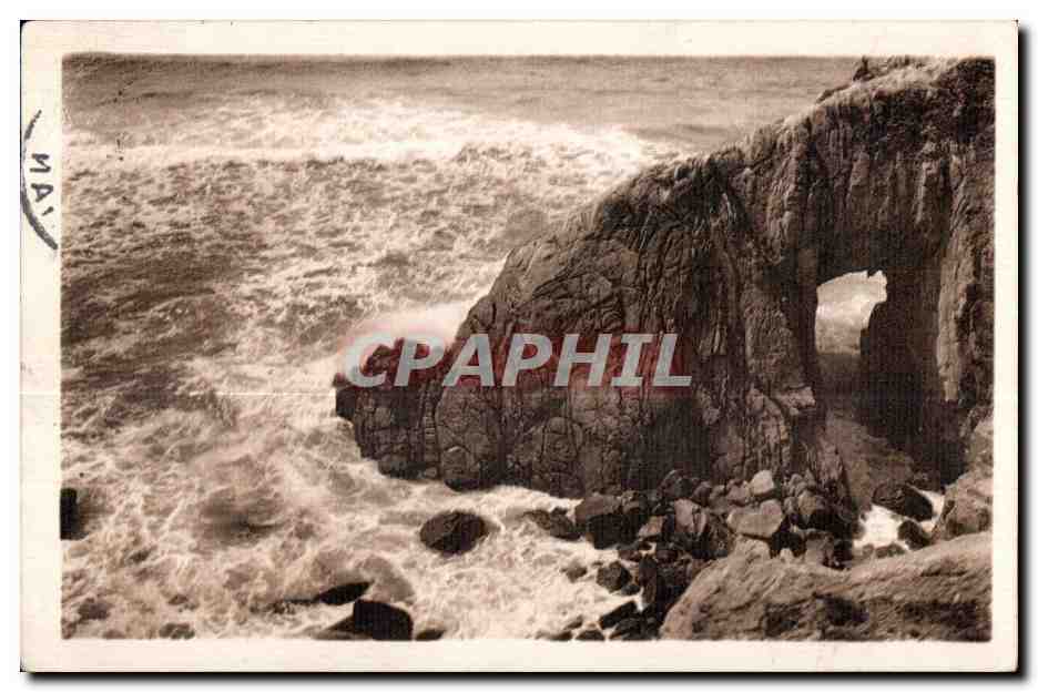 Quiberon — Effet de vagues à la Grotte de Kergroix — C° des Arts Photomécaniques - Paris