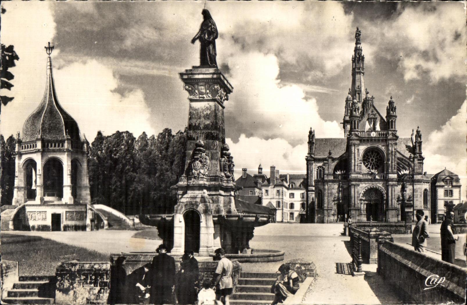 Sainte-Anne-d'Auray — Le Monument aux Morts, La Fontaine et la Basilique — C.A.P. (553)
