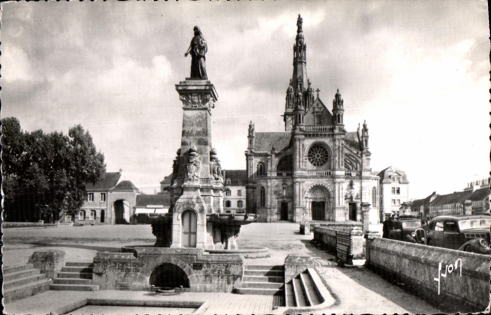 CPA Sainte Anne D Auray (Morbihan) La Fontaine et la Basilique