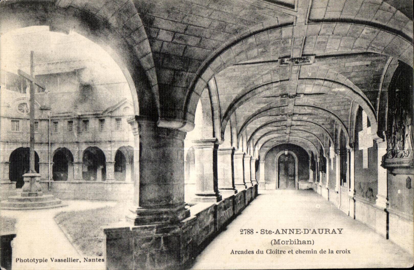 CPA Ste Anne D Auray (Morbihan) Arcades du Cloitre et chemin de la croix