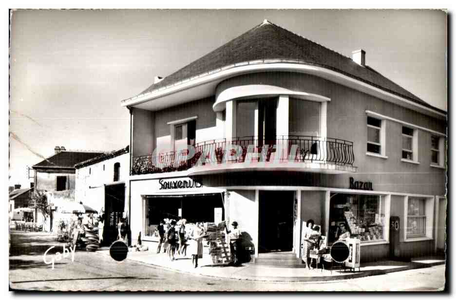 CPA Les Moutiers Place de I Eglise Madame