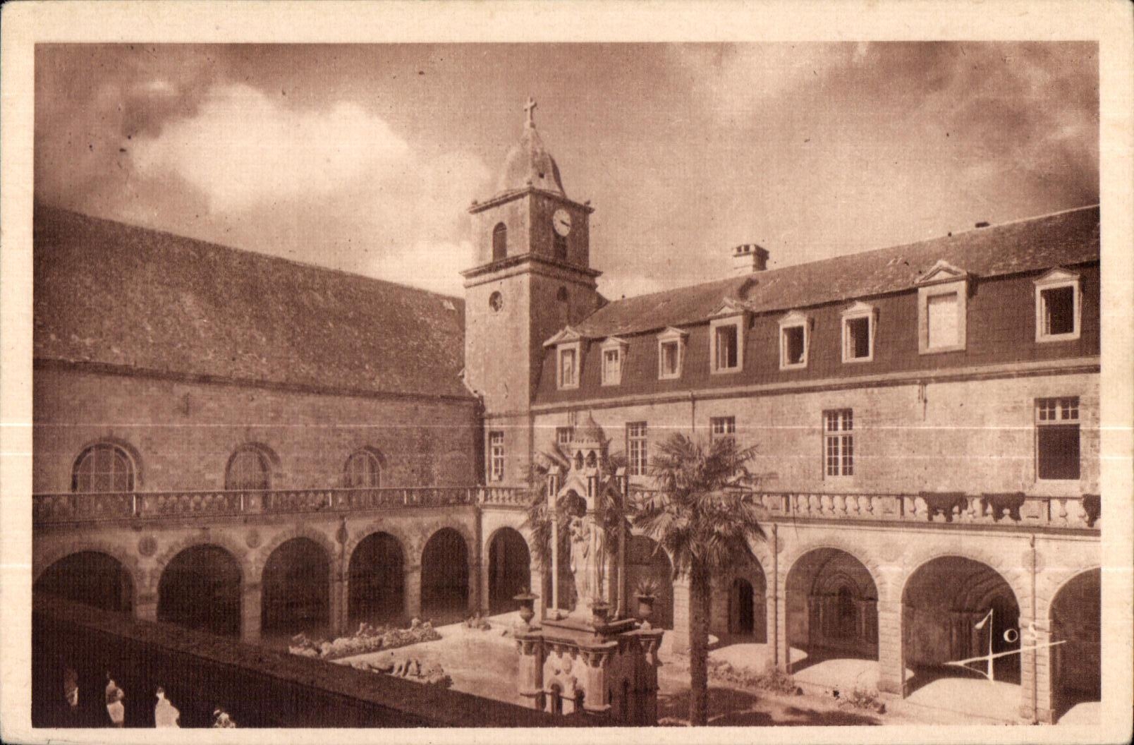 CPA Abbaye Notre Dame De Langonnet Cour Interieure et Cloitre