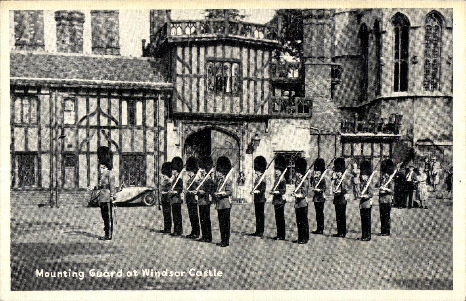 CPA Mounting Guard at Windsor Castle Militaria Uniforme