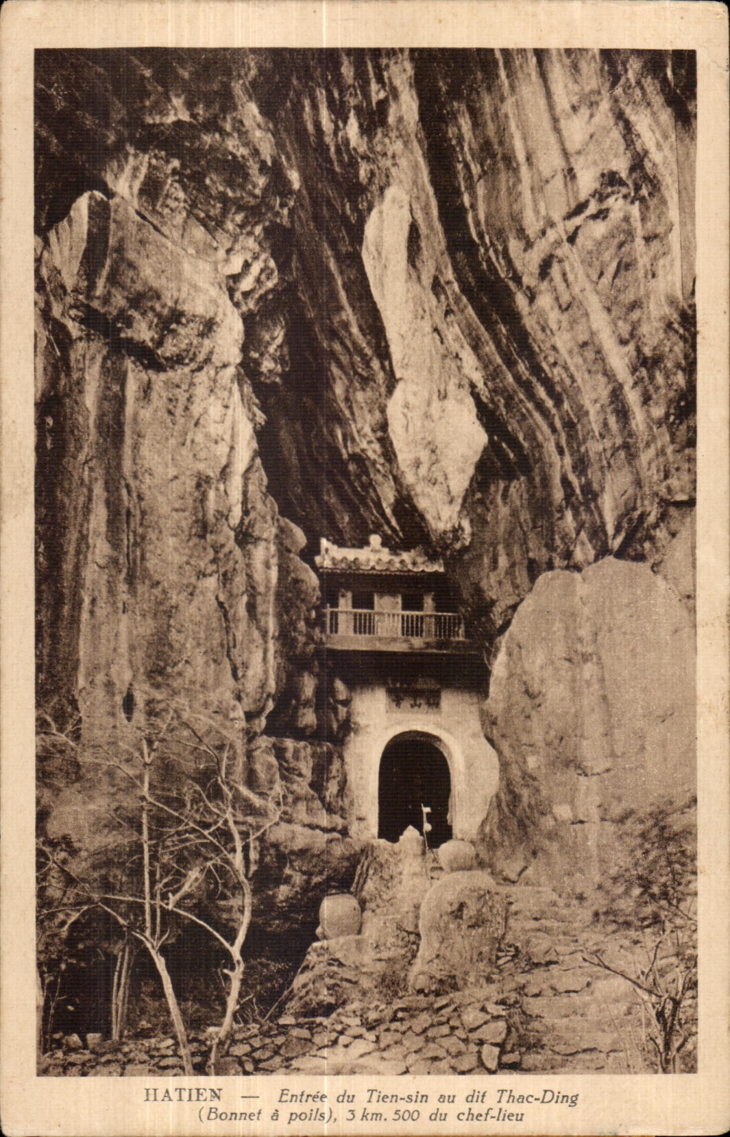 Hiatien — Entrée du Tien-sin au dit Thac-Ding (Bonnet à poils), 3 km.500 du chef-lieu