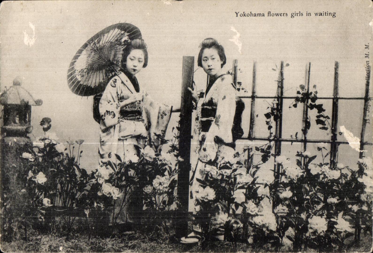 CPA Yokohama girls in waiting Japon Japan Nippon Femme Folklore Costume