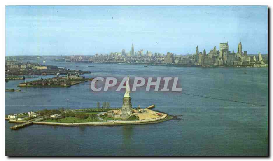 CPA The Statue of Liberty This famous statue stands on Bedloe s island in New York harbour and welcomes visitors to the 