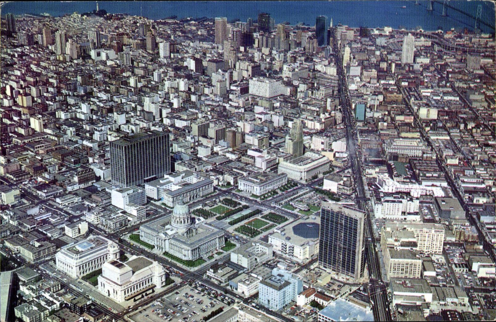 CPA San Francisco A Spectacular aerial view of Civic Center in fore ground