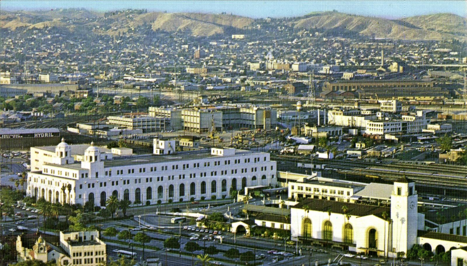 Los Angeles, Californie — Gare Union Station en premier plan — Photo couleur par Louis & Virginia Kay, publiée par Columbia