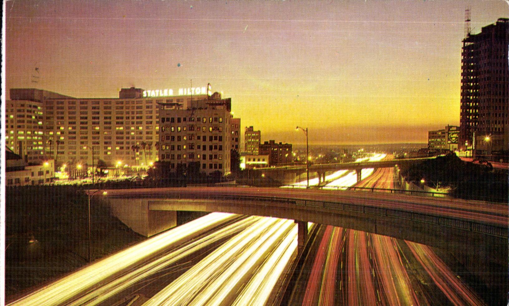 Le Harbor Freeway à crépuscule — Los Angeles, Californie — éditeur P33458