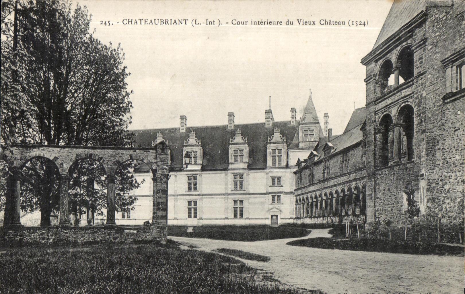 Chateaubriant - Cour Interieure du Vieux Chateau - CPA 