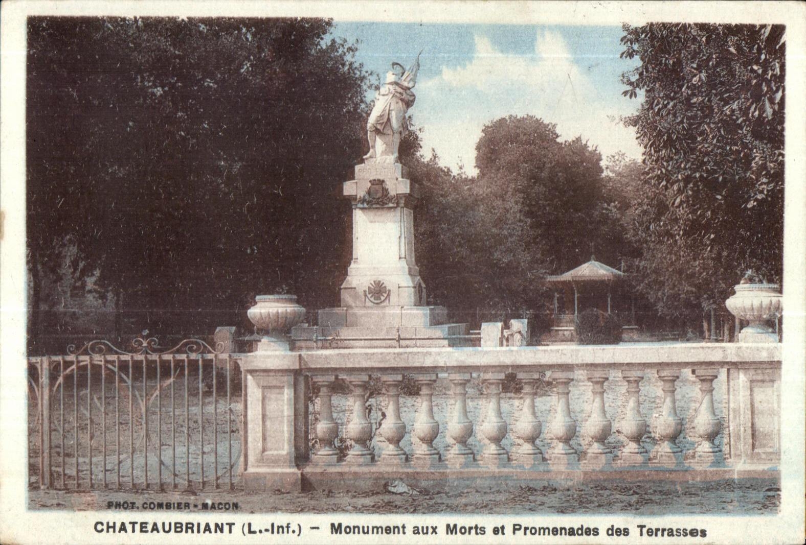 Chateaubriant - Monument aux Morts et promenades des terrasses - CPA 