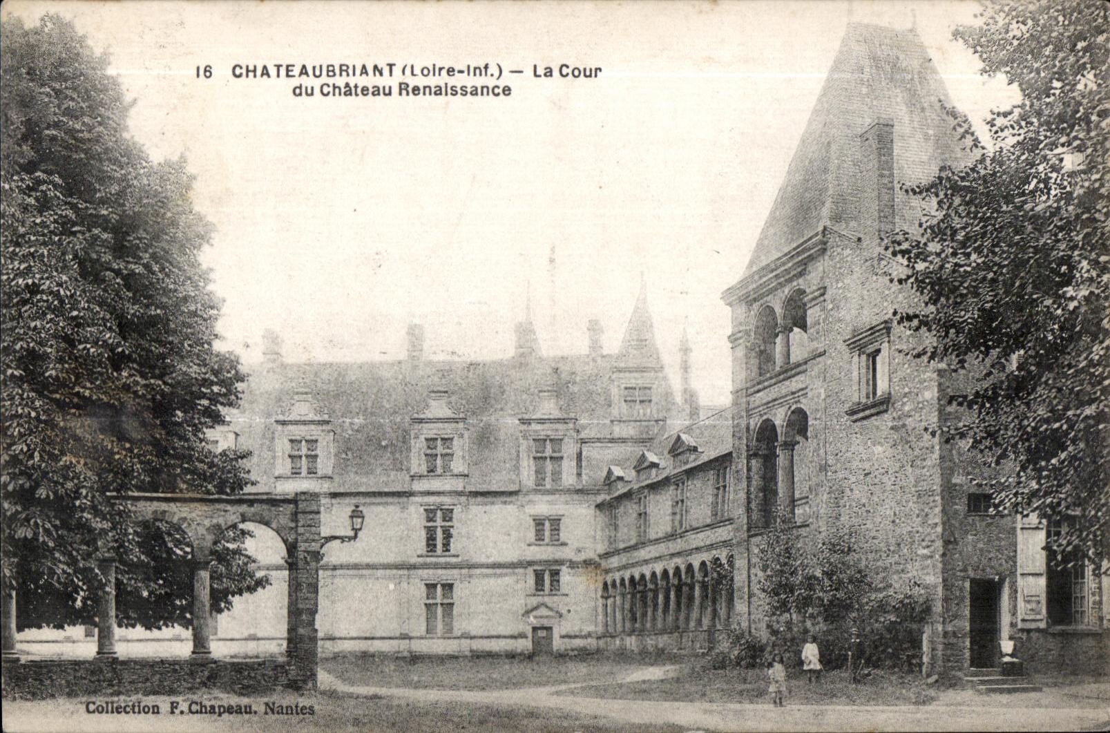 Chateaubriant - La Cour du Chateau - CPA 