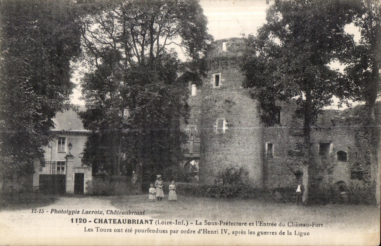 Chateaubriant - Sous Prefecture et Entree du Chateau Fort - CPA 