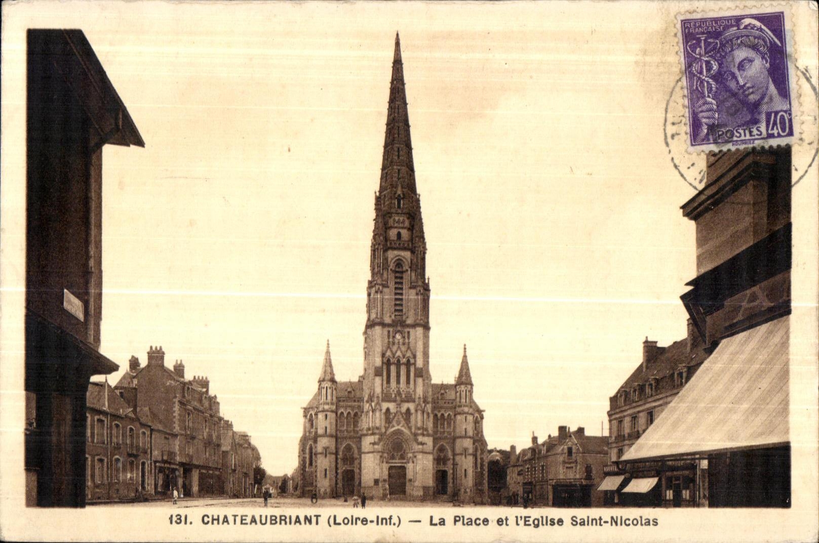 Chateaubriant - La Place et l Eglise Saint Nicolas - CPA 