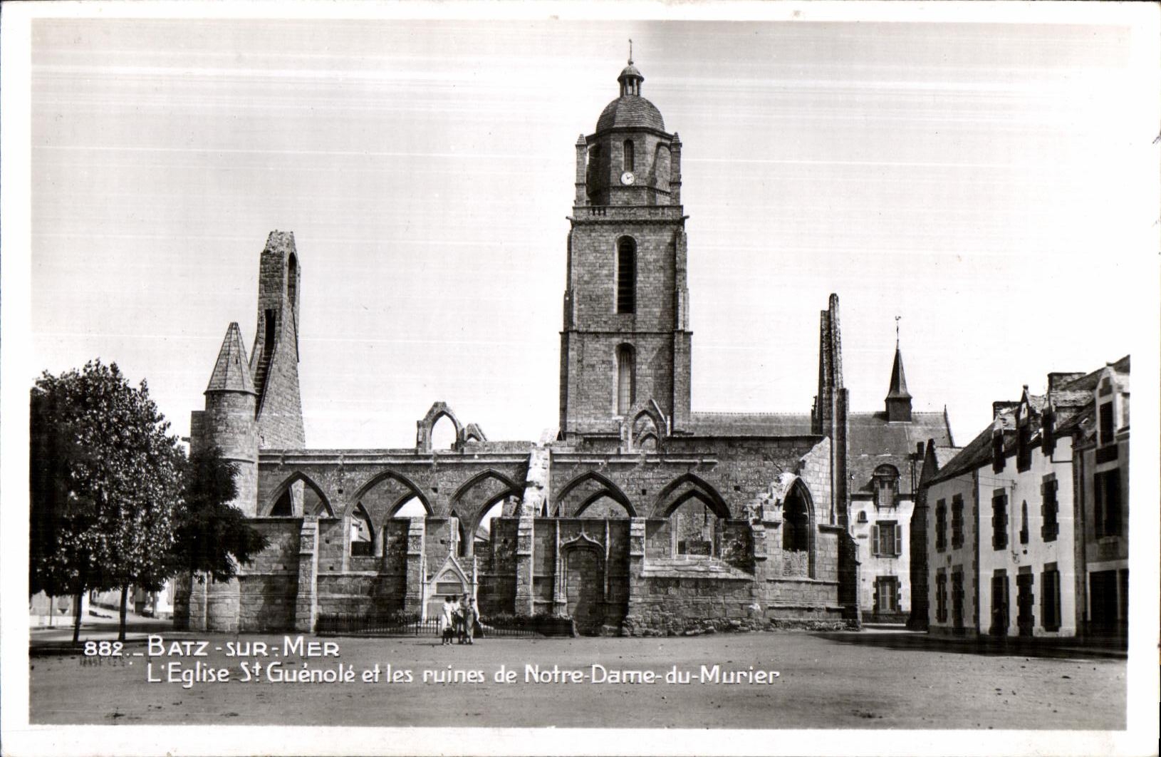 CPA Batz sur Mer Sur L Eglise St Guenole et les Ruines