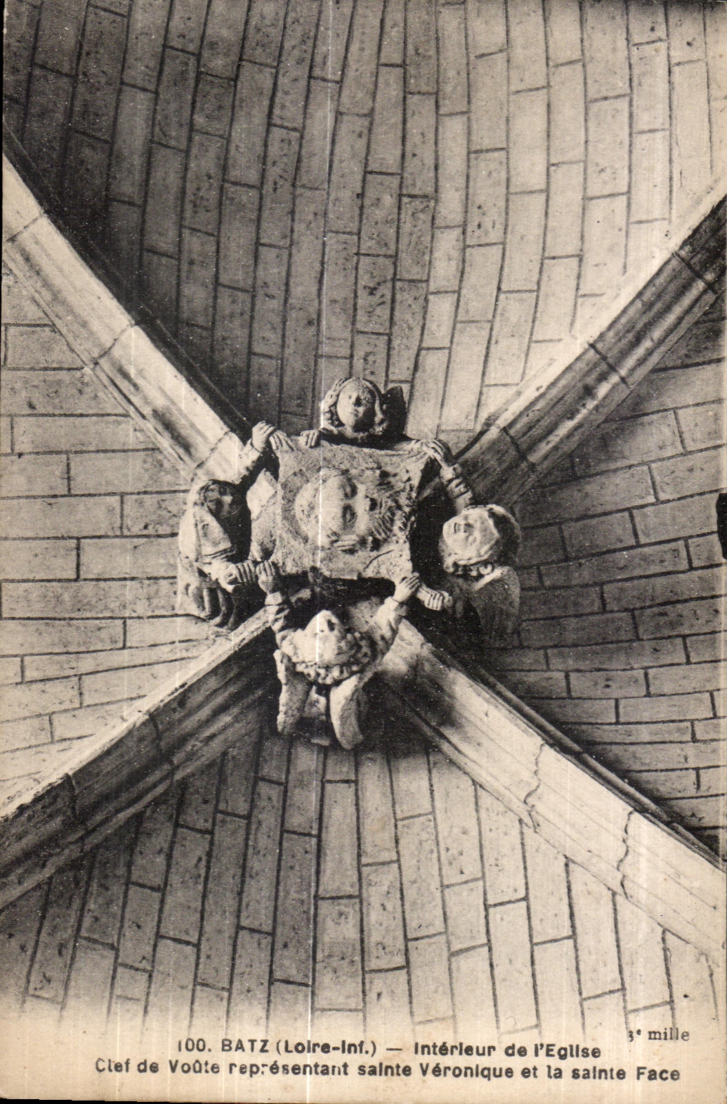 CPA Batz interieur de I Eglise Clef de Voute Representant sainte Veronique et lasainte Face