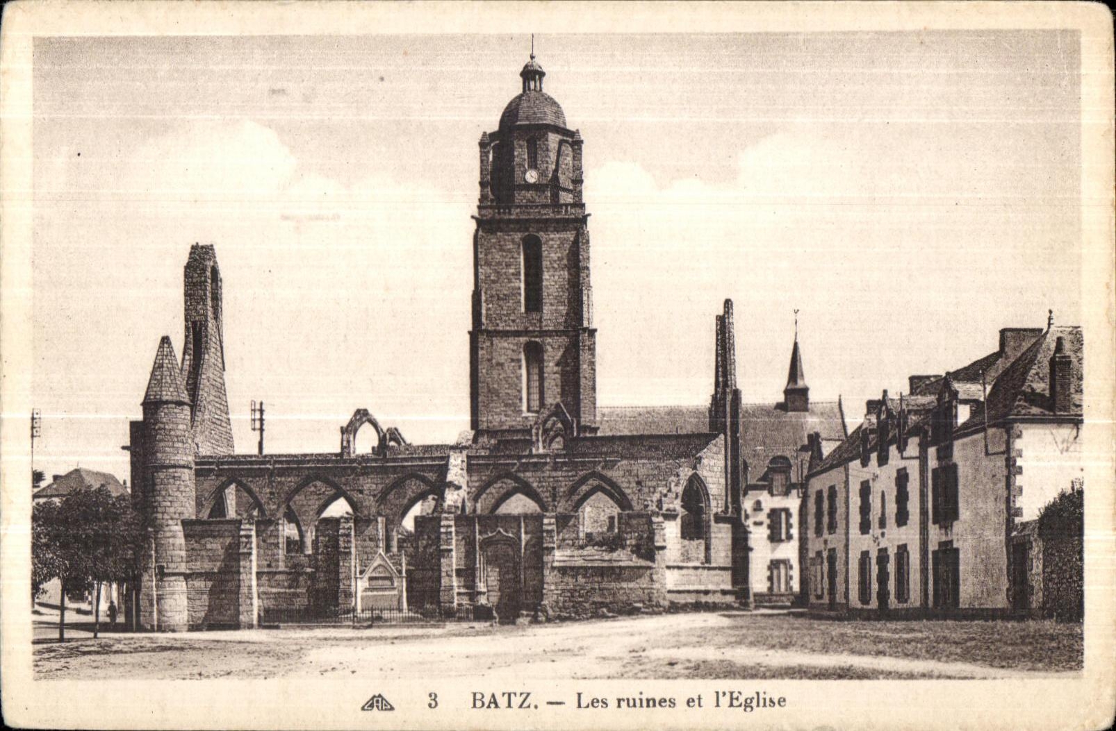 CPA Batz Les ruines et l Eglise