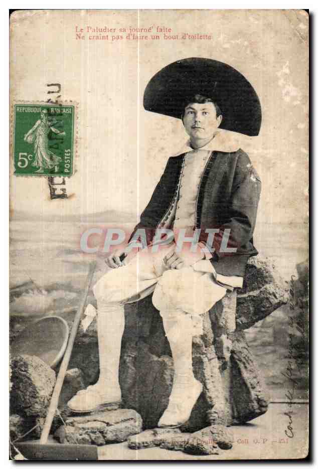 CPA La Paludier sa journe faite Ne craint pas d taire un bout d toilette Folklore Costume