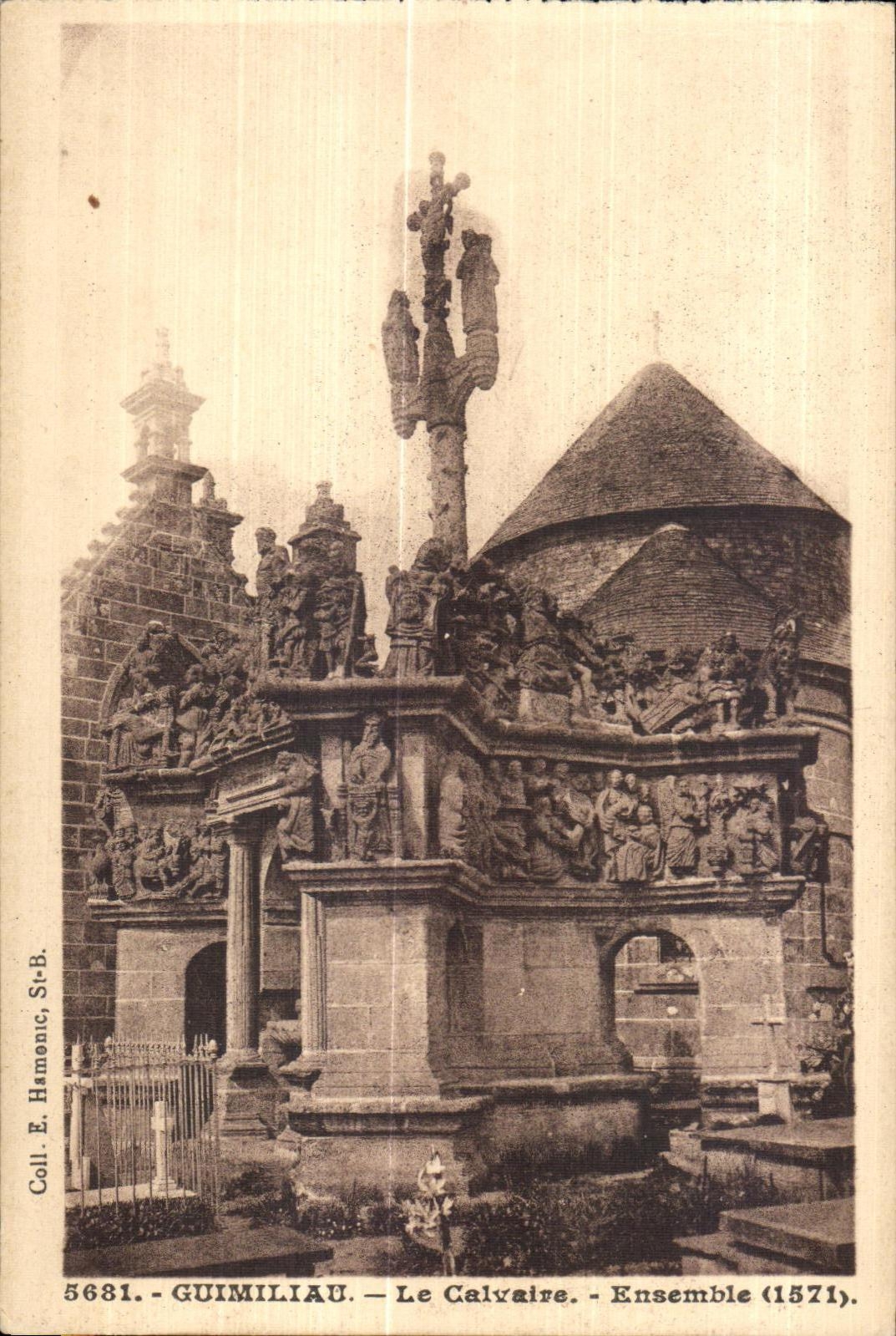 CPA Guimiliau Le Calvaire Ensemble