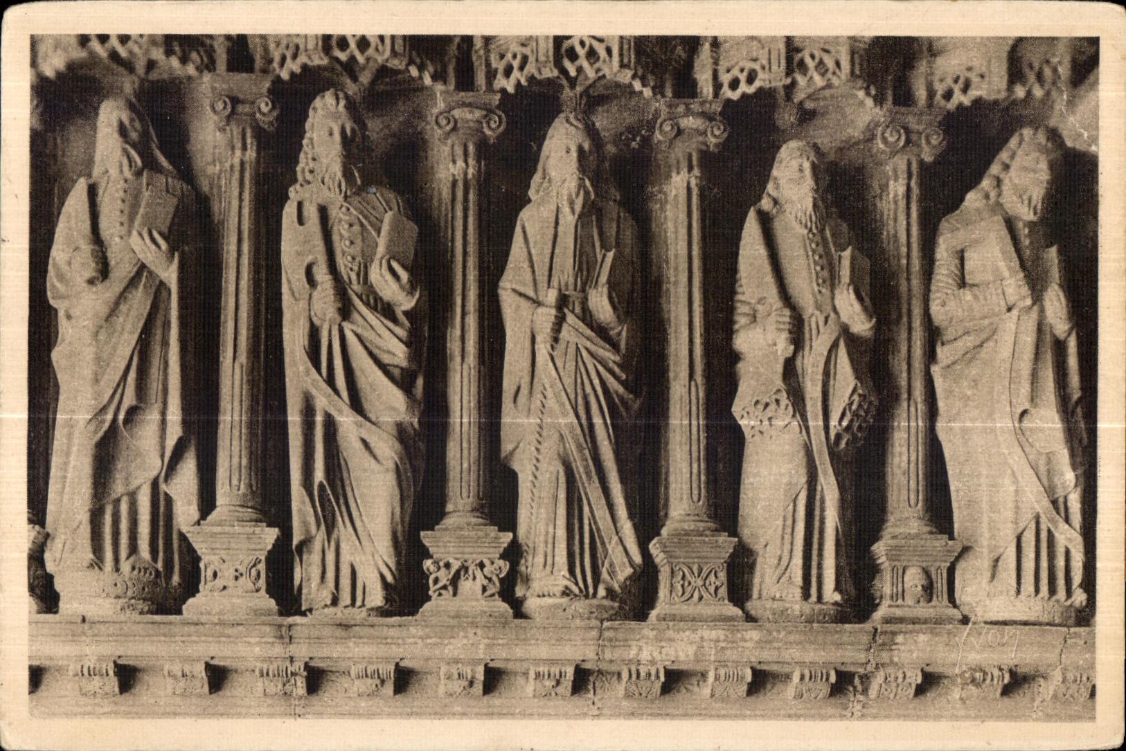Estatuas de los Apóstoles — Interior del pórtico de la iglesia — La Douce France, Guimiliau (Finistère)