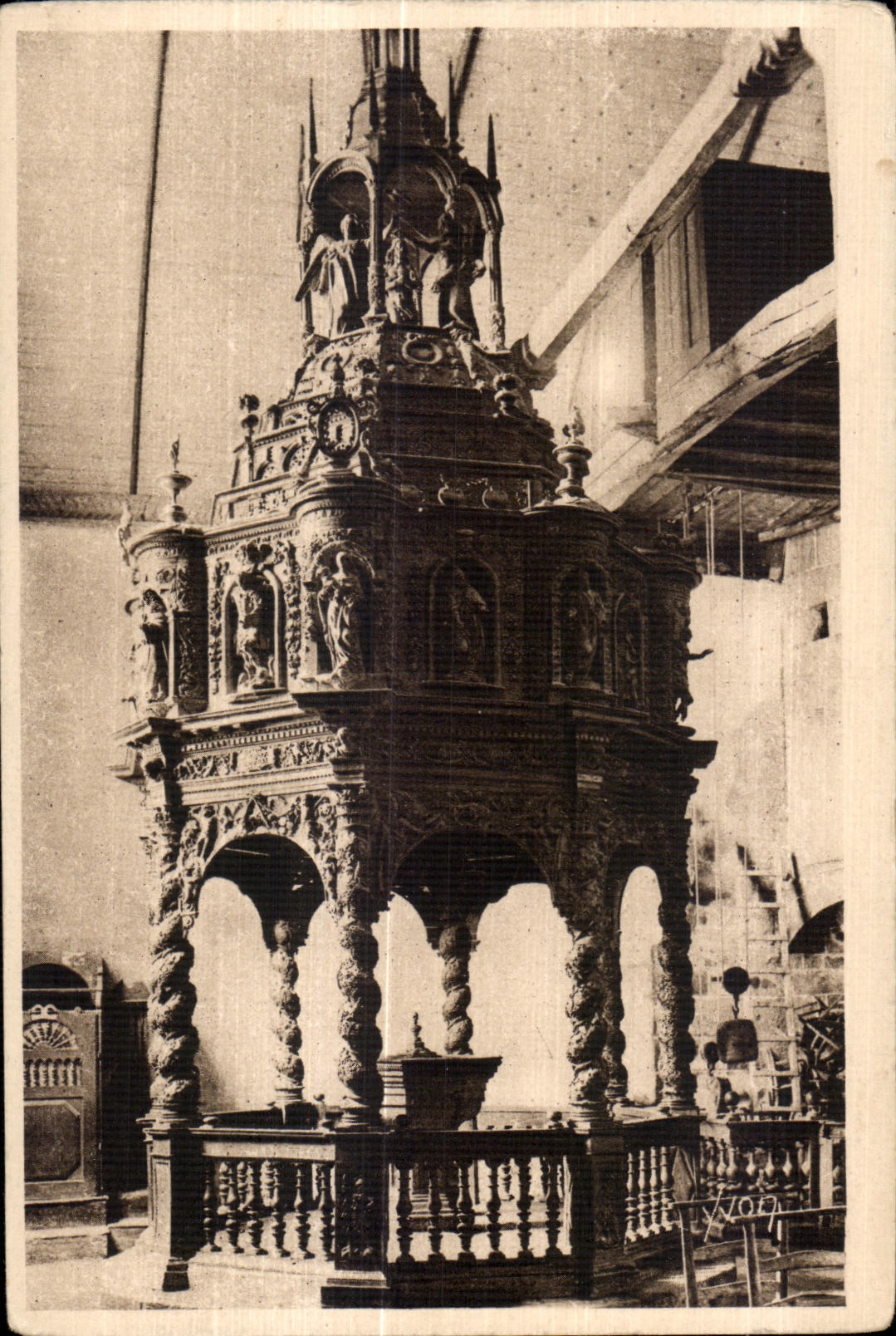 Guimiliau — Interno della chiesa — Battistero scolpito in quercia, XVII secolo — Les Éditions d'Art Yvonne, Parigi