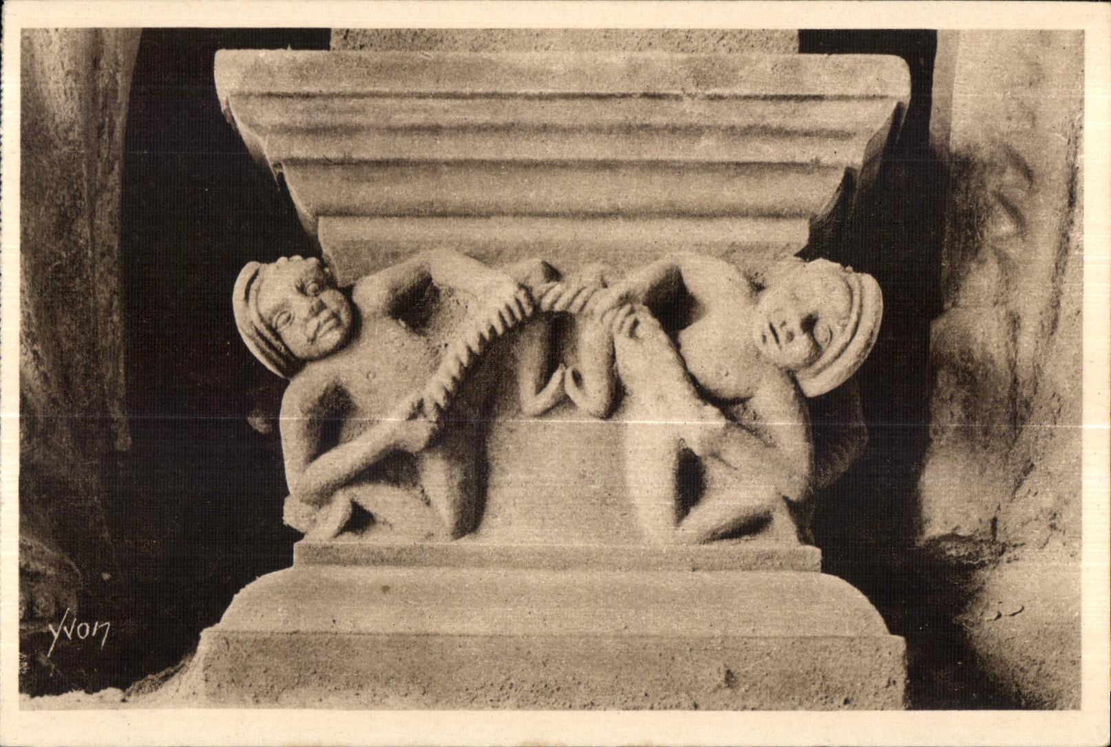 Guimiliau (Finistère) — Motivo dell'arco dell'edificio religioso — I due lottatori — Edizioni d'Arte Yvon, Parigi
