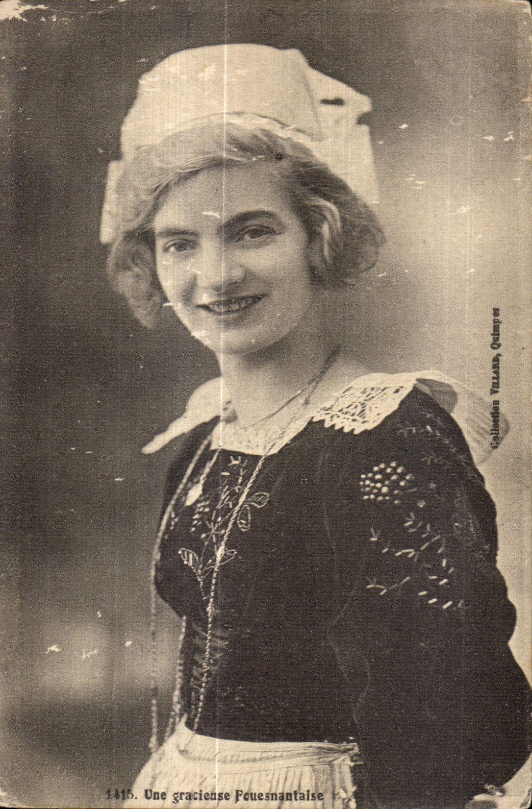 CPA Une gracieuse Peuesnantaise Folklore Costume Coiffe