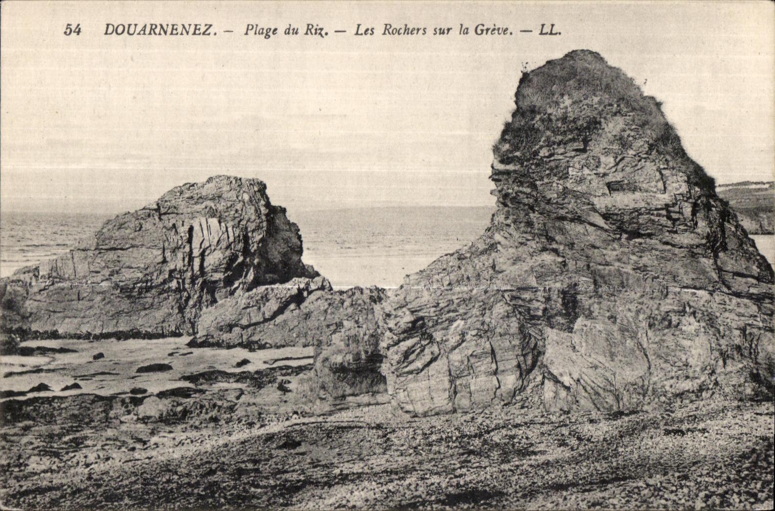 CPA Douarnenez Plage du Riz Les Rochers sur la Greve