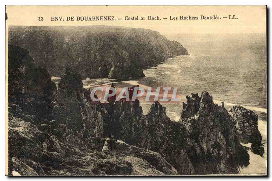 CPA Env De Douarnenez Castle ar Roch Les Rochers Denteles