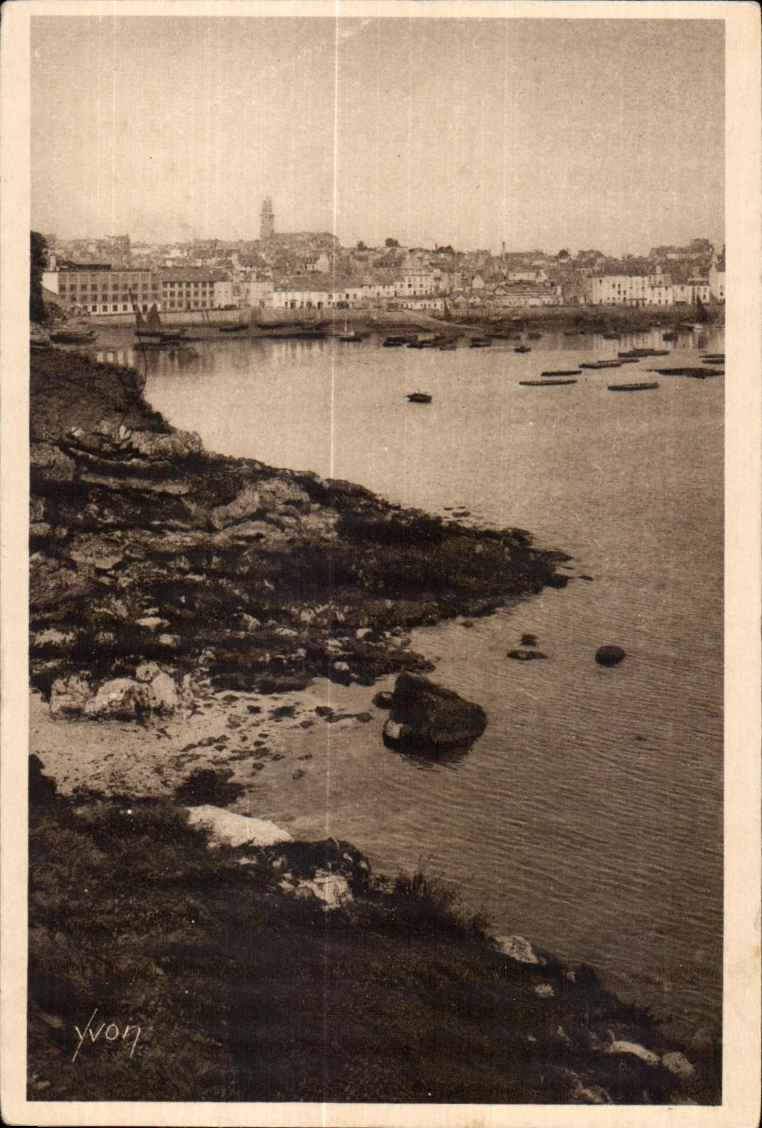 CPA Bretagne Douarnenez (Finistere) Vue prise du coteau des Plomarc h