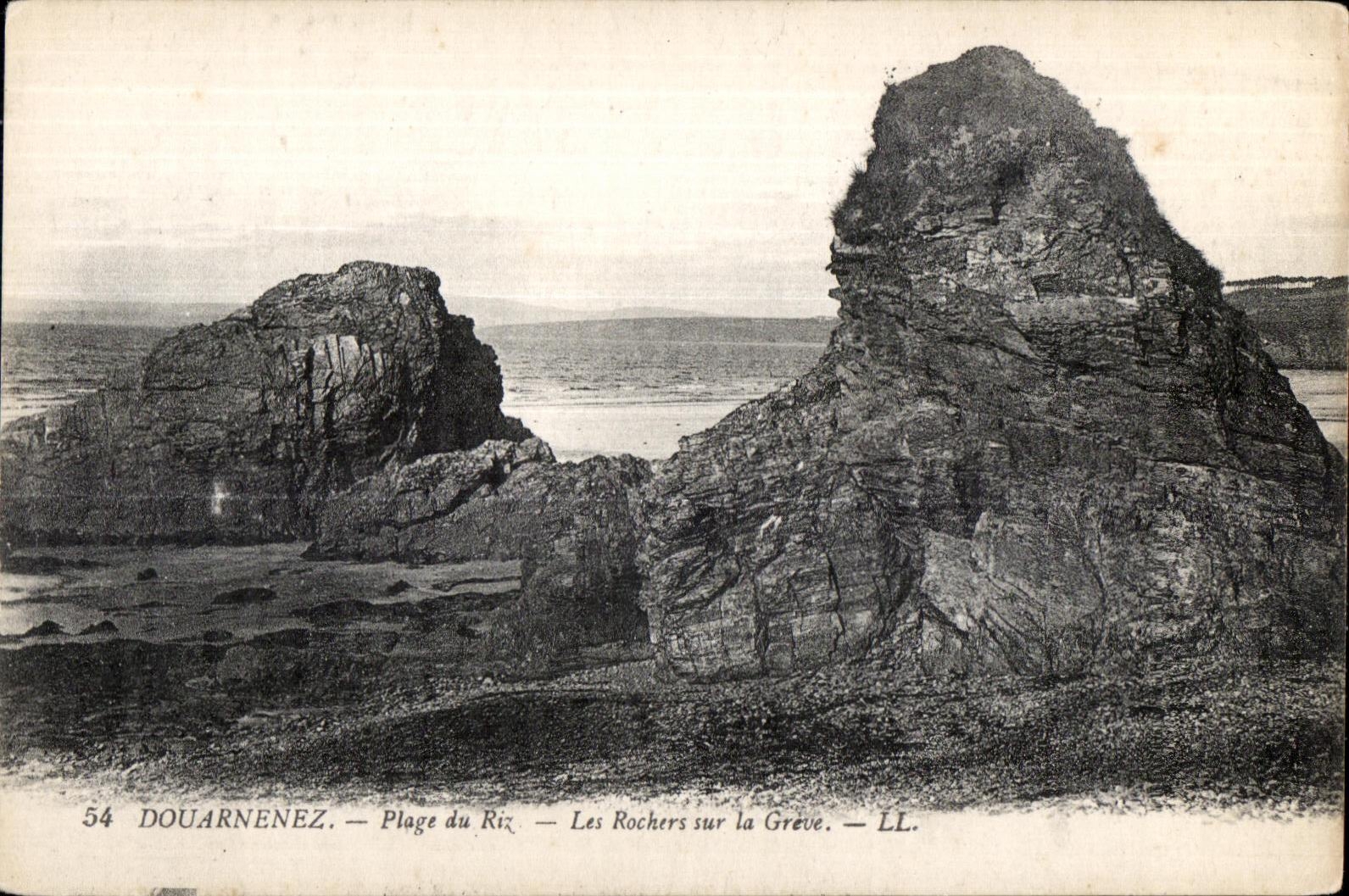 CPA Douarnenez Plage des Riz Les Rochers la Greve